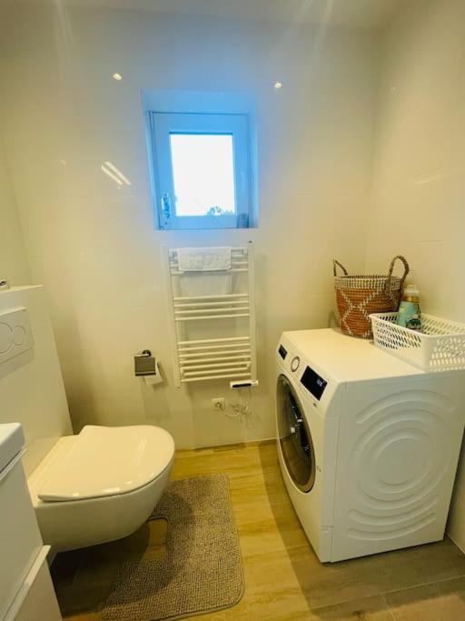 Prachtig Guesthouse Met Gratis Parkeren Maasmechelen Exterior foto