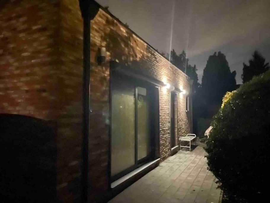 Prachtig Guesthouse Met Gratis Parkeren Maasmechelen Exterior foto